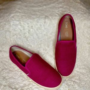 Toms Clemente Sneakers size 7 1/2 in the color Fuchsia